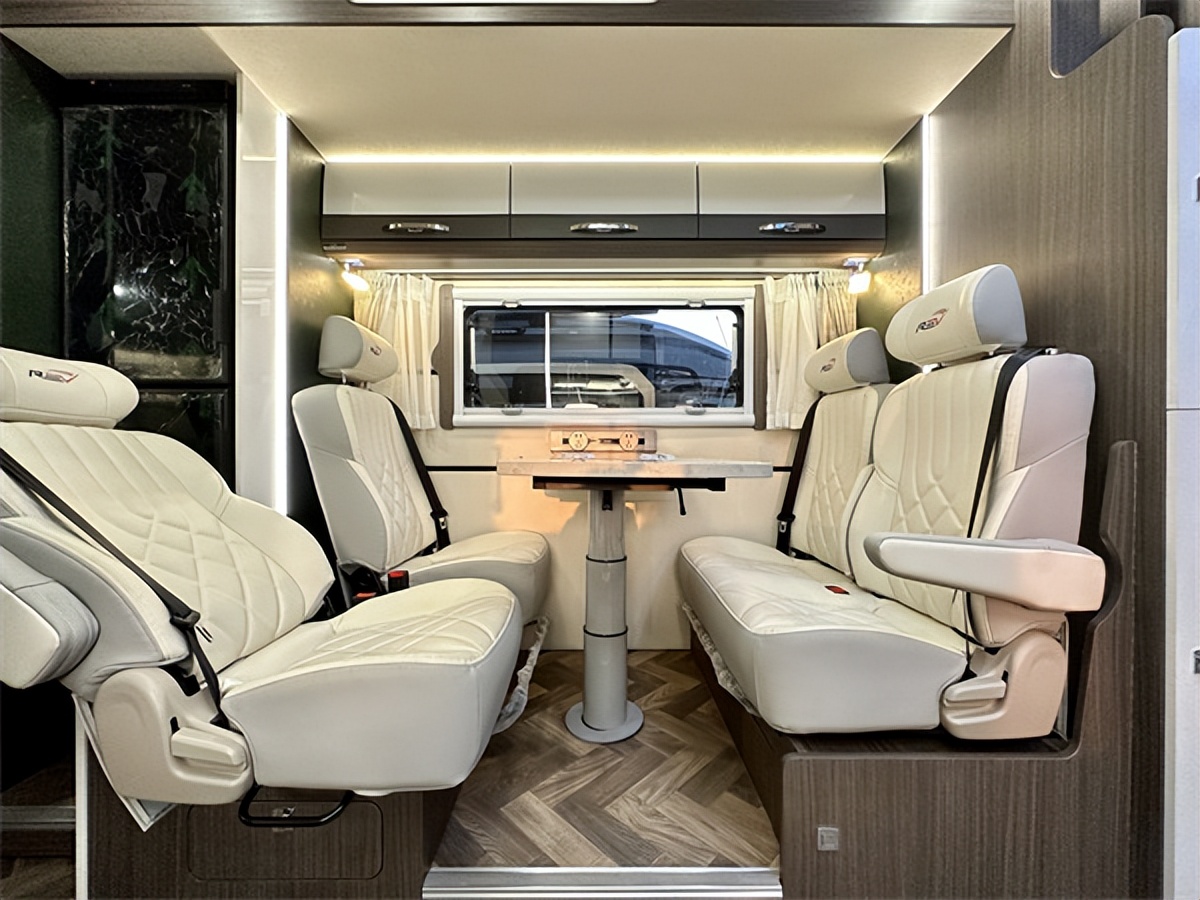 >首页>/文章>/正文>内饰方面,采用进口e0级环保标准的房车家具板材