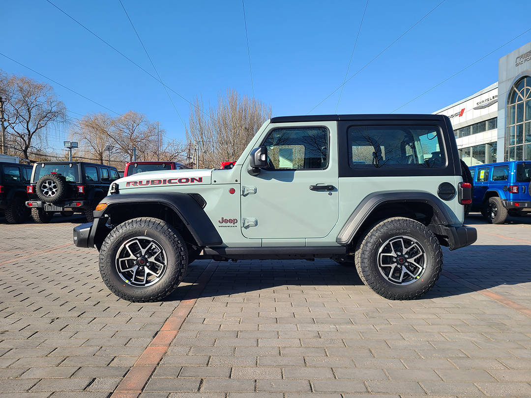 2024款牧马人罗宾汉两门版贝加尔冰青色到店 北京4s店