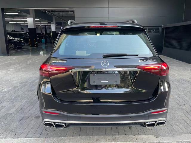 车身翼子板上,gle63s amg带v8biturbo&4matic 标志,代表着v8双涡轮及