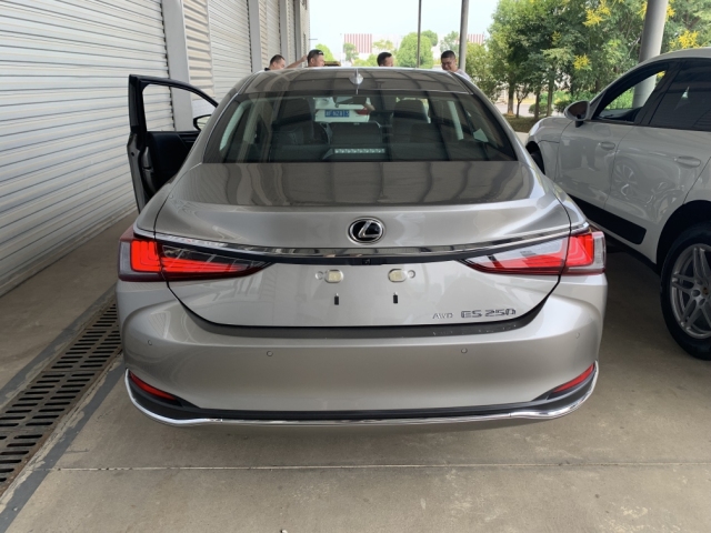 2022款雷克萨斯es250四驱现车清仓 时尚干练运动十足