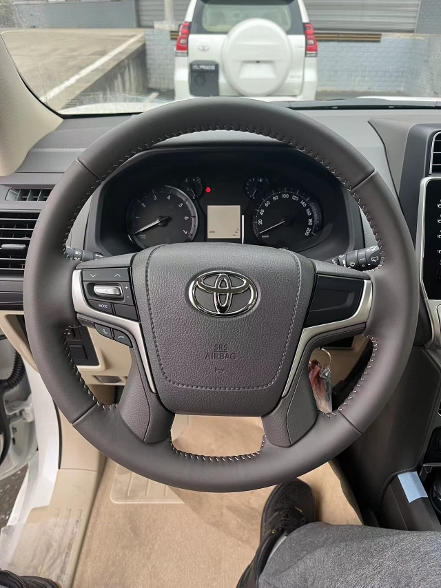 2023款丰田霸道2700丐版txl外挂无天窗现车报价40几万落地