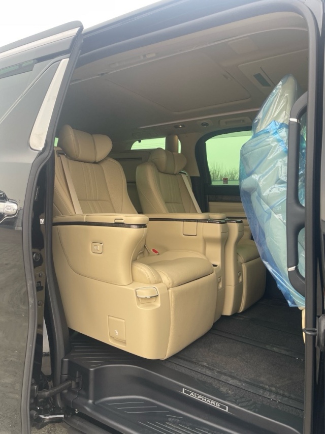 24款丰田埃尔法的空间是非常大的,动力方面搭载了3.5升自然吸气和2.