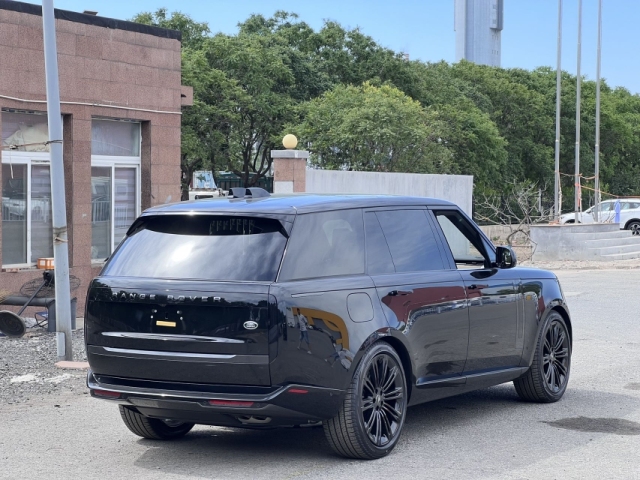 2024款路虎揽胜行政4.4t se 长轴 7座现车价格 精致的科技气息