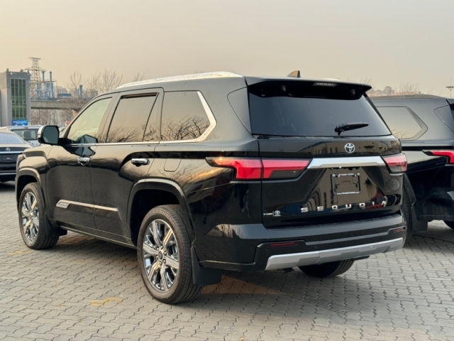 25款丰田红杉采用了全新的家族式设计,异形设计的大灯组辨识度较高,前